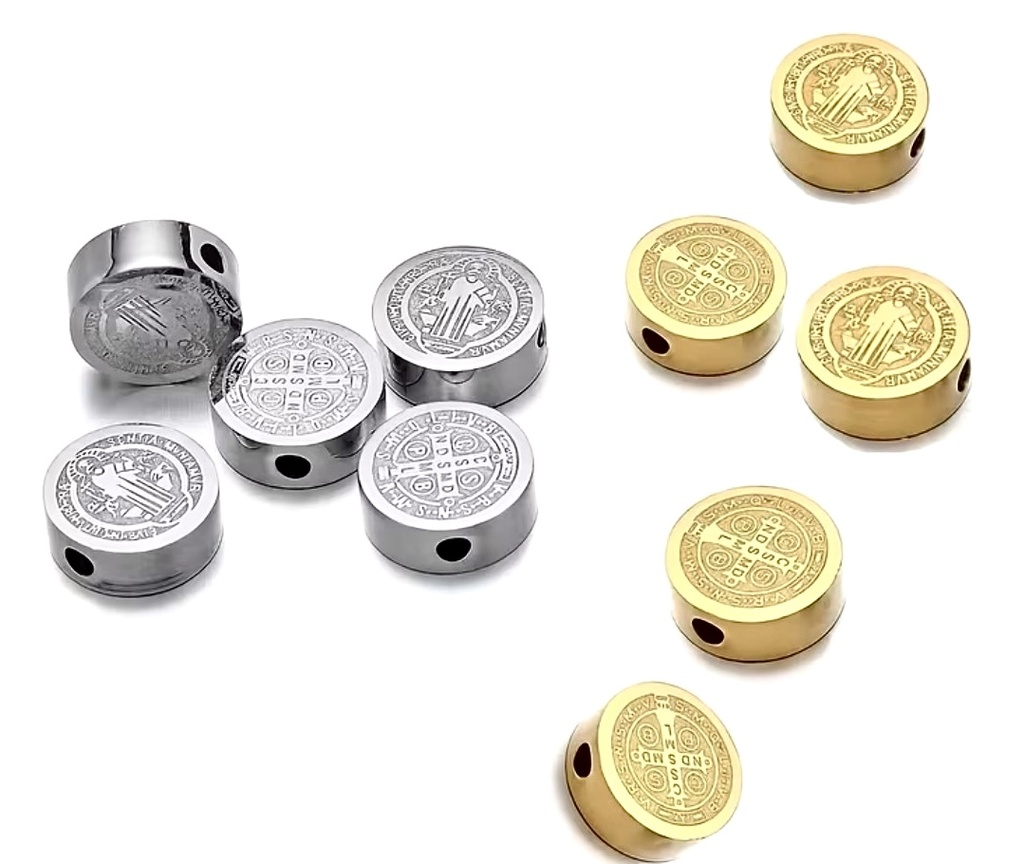 Pasante Medalla San Benito 10mm en Acero Dorada